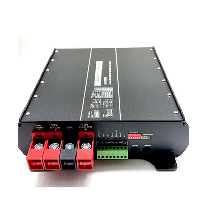 Cargador de batería DC que proporciona carga segura para baterías LiFePo4 con BMS integrado, evitando la exposición al calor y la humedad.