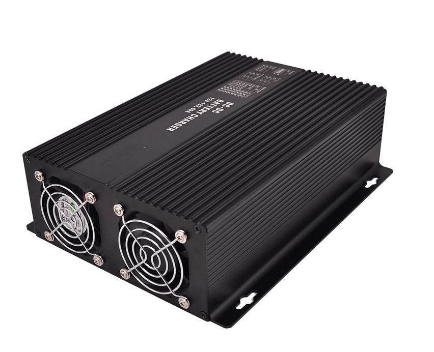 Cargador de batería de 12V 30A DC con 390W Pvmax Protección contra polaridad inversa grado impermeable IP20/IP65